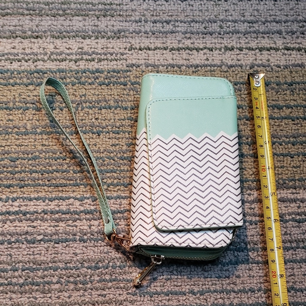 Wristlet wallet